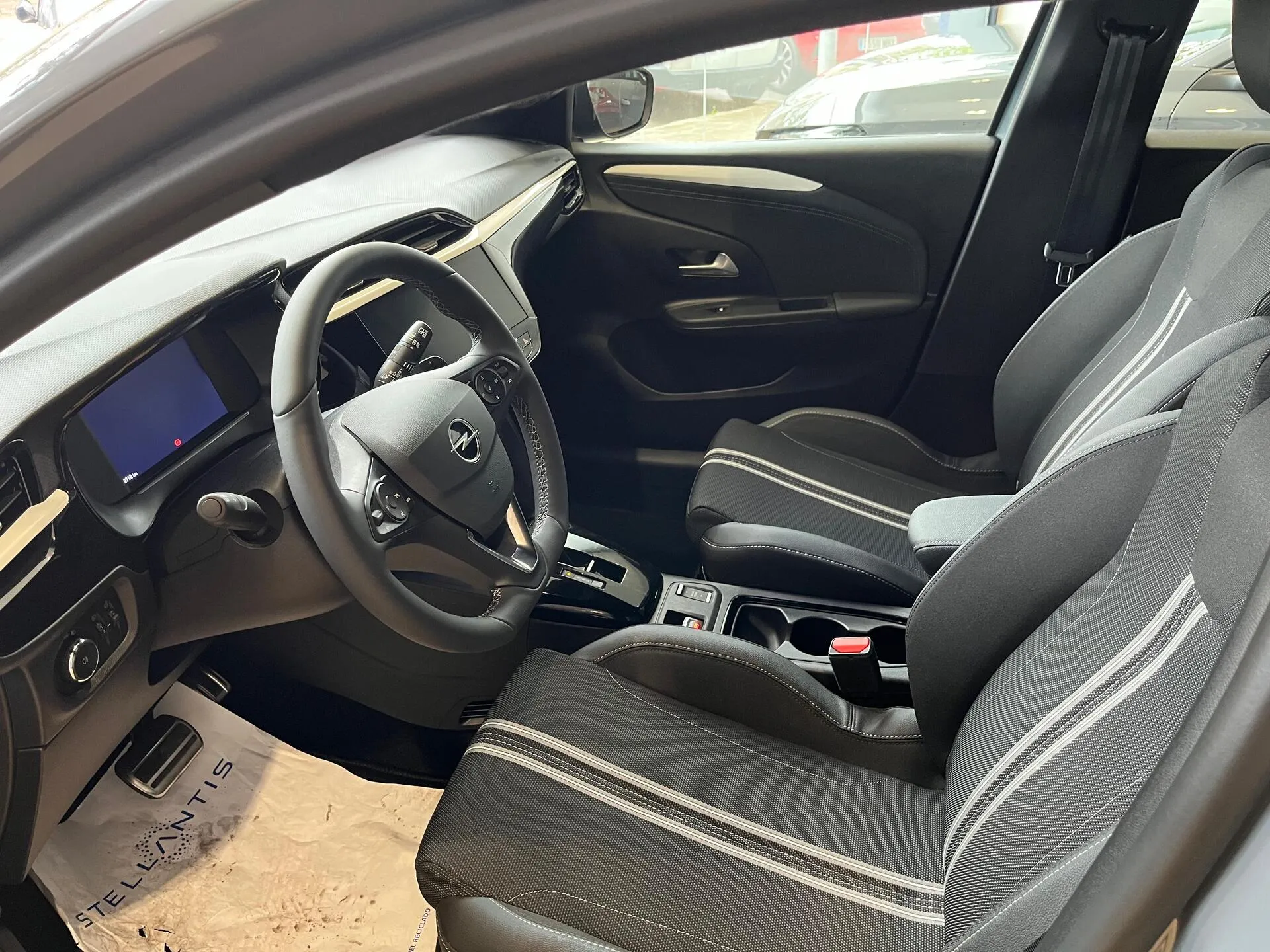 Corsa Hybrid1010 GS VO-interior